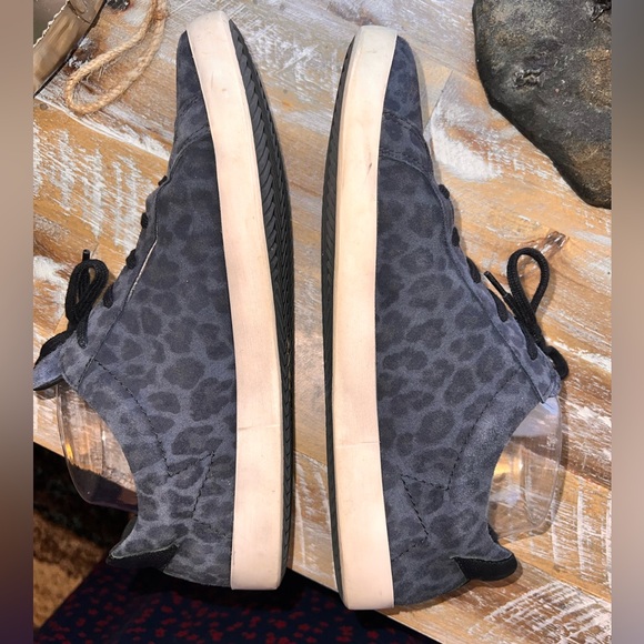 CLOUD Footwear size 40 leather gray cheetah print sneakers good used condition - Picture 10 of 16